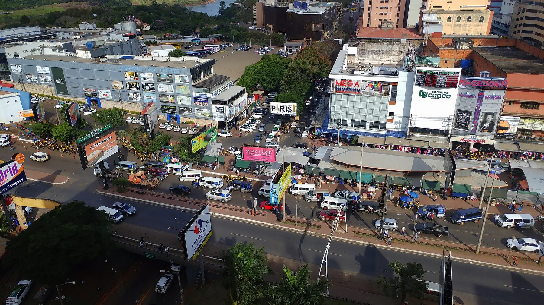 Vista aérea do centro comercial de Ciudad del Este, com casas de câmbio e lojas