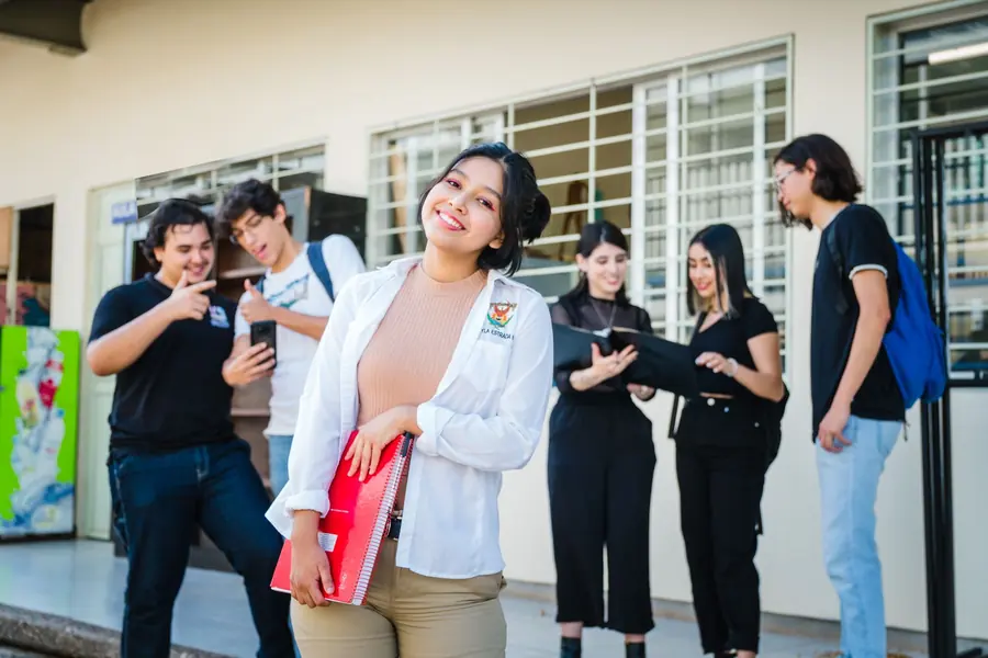 Estudantes universitários conversando ao ar livre num campus